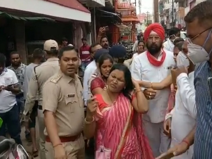 महिला कांग्रेस कार्यकर्ता जलते पुतले की चपेट में आ गईं।