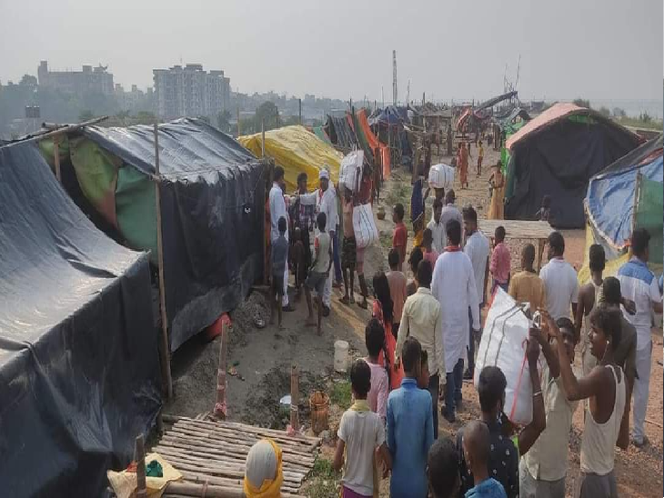 कोरोना गाइडलाइन को भूल राहत सामग्री बांटते मंत्री मुकेश सहनी।