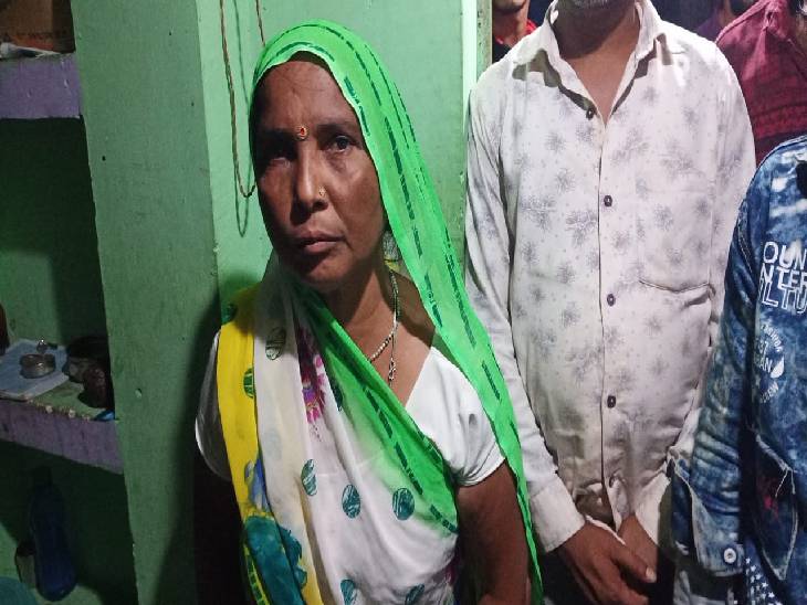 पड़ोस की दादी कमला चौधरी ने सबसे पहले पीयूष को चुनरी से लटके देखा।