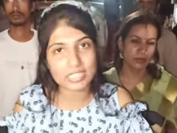 पीड़िता बेटी ईशा विजय व साथ में मां