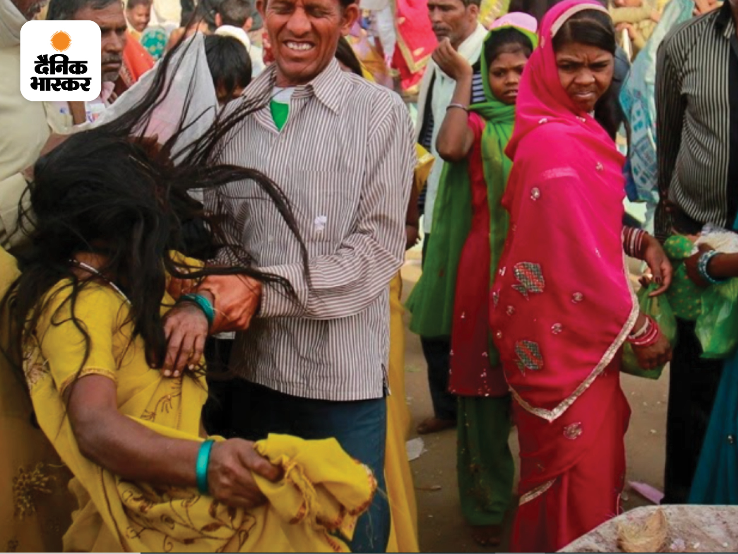 27 जनवरी 2013 की यह तस्वीर मध्य प्रदेश के बैतूल जिले से 42 किमी दूर मलाजपुर गांव में 400 सालों से चले आ रहे भूत मेले की है। इस तस्वीर के लिए दानिश ने लिखा था- मैं भूतों पर यकीन नहीं रखता, लेकिन यह सच है कि मलाजपुर मंदिर में आने वाले लोग यहां मिलने वाले ट्रीटमेंट से पूरी तरह संतुष्ट होते हैं।