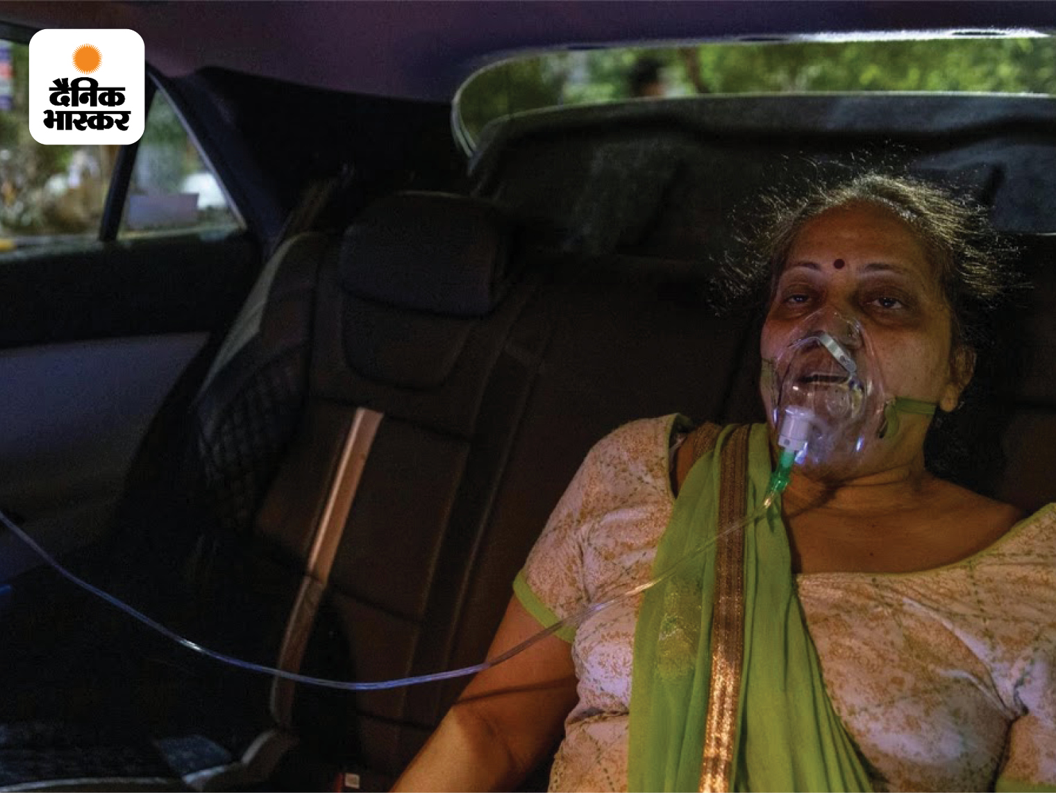 कोरोना की सेकेंड वेव के दौरान भारत में ऑक्सीजन और वेंटिलेटर की काफी ज्यादा कमी थी। जिसकी वजह से लाखों लोगों ने अपनी जान गंवाई थी। सेकेंड वेव की यह तस्वीर दानिश ने गाजियाबाद के गुरुद्वारे पर ली थी, जिसमें कार के अंदर महिला को ऑक्सीजन की सुविधा दी गई थी।