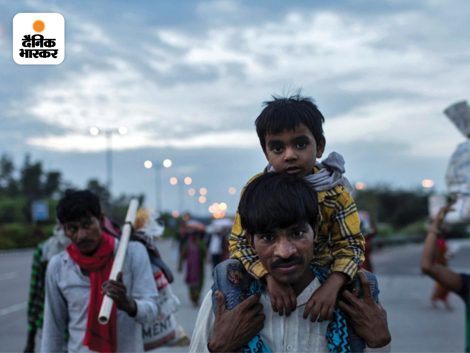 तस्वीर भारत में कोरोना की फर्स्ट वेव के समय की है। दानिश की ये तस्वीर उस समय सबसे ज्यादा वायरल हुई तस्वीरों में से एक है। ये लॉकडाउन की वजह से विस्थापन के लिए मजबूर हुए लोगों का दर्द बयां करती है।