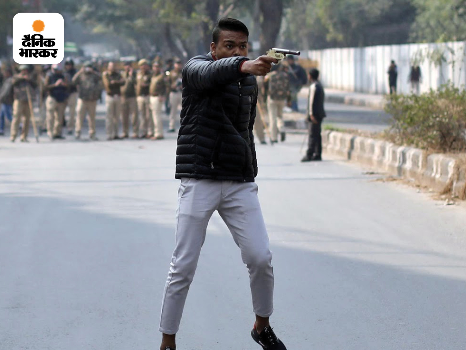 जनवरी 2020 में CAA के खिलाफ दिल्ली में जामिया मिलिया इस्लामिया के पास प्रदर्शन कर रहे समूह पर गोली चलाने वाले की तस्वीर दानिश ने ली थी। फायरिंग करने वाले को नाबालिग बताया गया था और इसकी गोली से एक व्यक्ति घायल भी हुआ था।