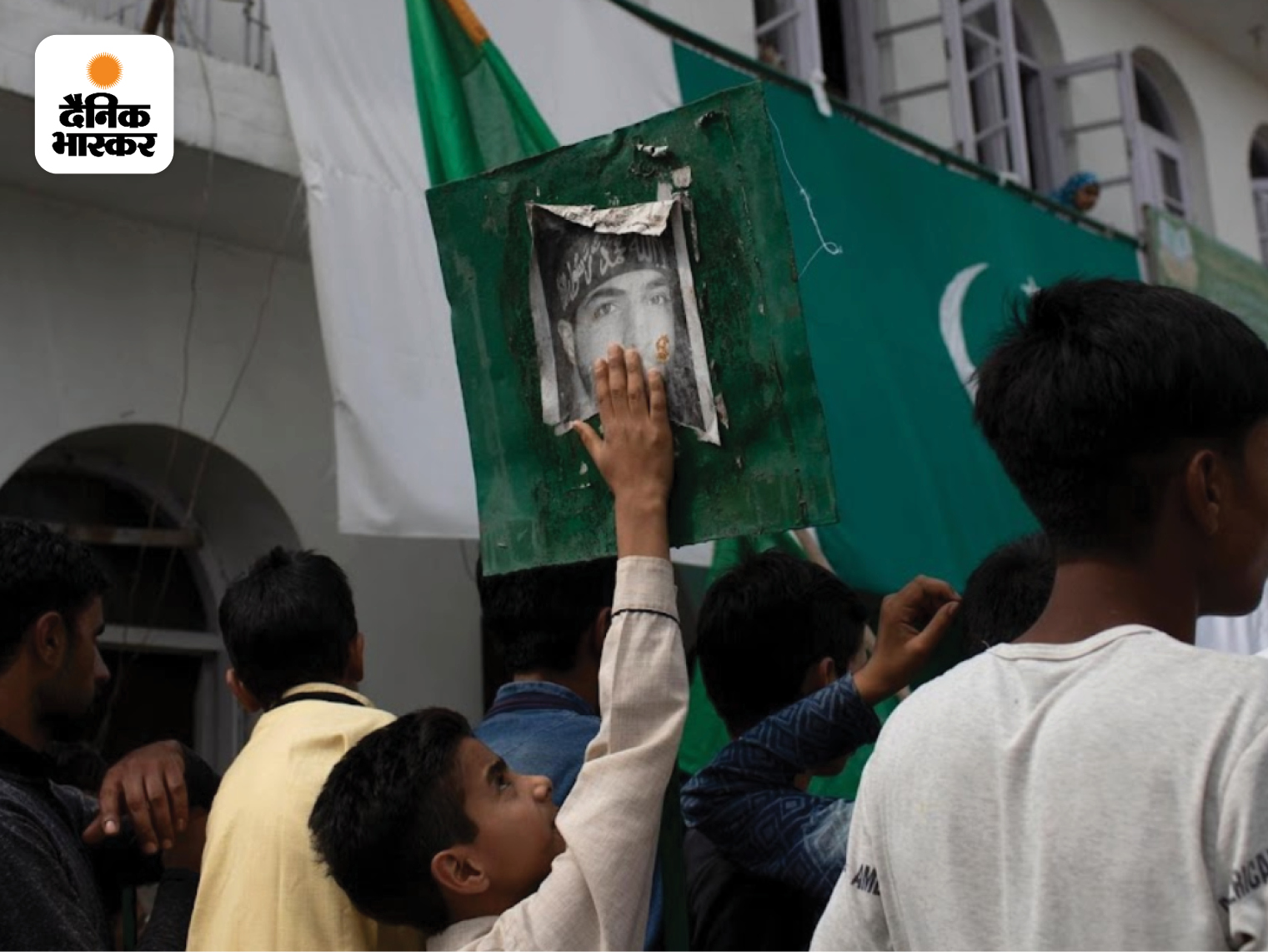 दानिश सिद्दीकी की यह तस्वीर 30 सितंबर 2019 की है। यह तस्वीर कश्मीर के अंचर क्षेत्र के एक प्रोटेस्ट की है, जिसमें प्रदर्शनकारियों के बीच एक बच्चा हिजबुल मुजाहिदीन के आतंकी बुरहान वानी की तस्वीर को छूता हुआ नजर आ रहा है।