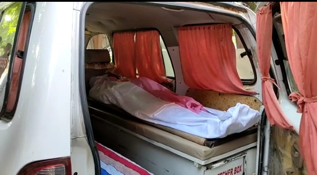 पोस्टमार्टम के बाद लक्ष्य का शव ले जाते हुए।