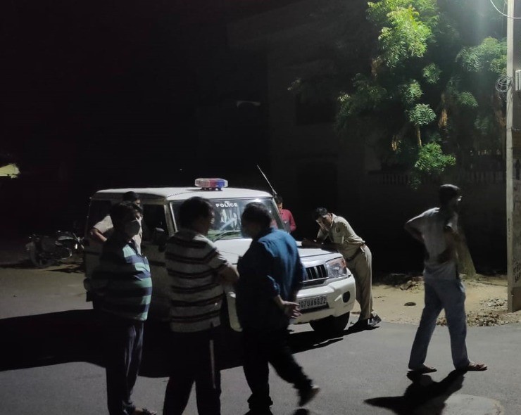 रात को घर के आगे भीड़ रही। पुलिस भी रातभर यहां खड़ी रही।