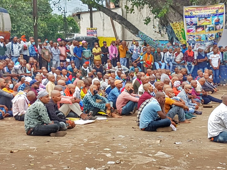 इनकी मांग है कि इन्हें नियमित किया जाए।