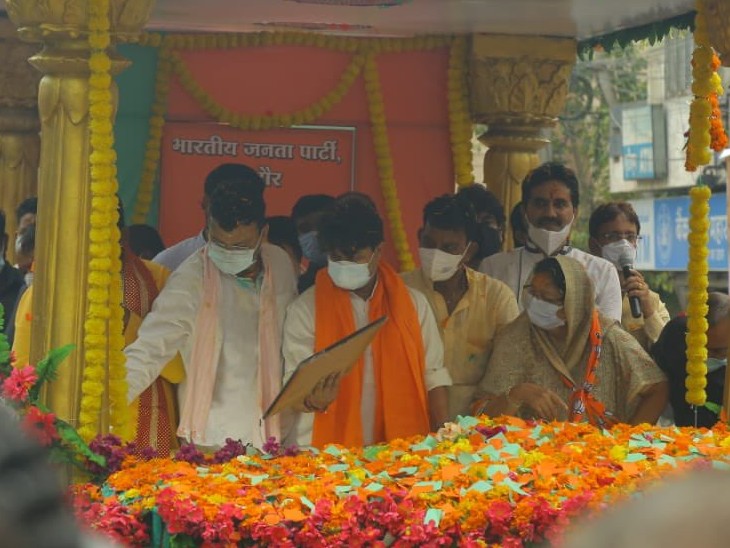 सिंधिया ने कहा कि इंदौर की जनता और कार्यकर्ता जिस तरह से आज अपने स्नेह और समर्थन की बारिश कर रहे हैं वो अभूतपूर्व है।