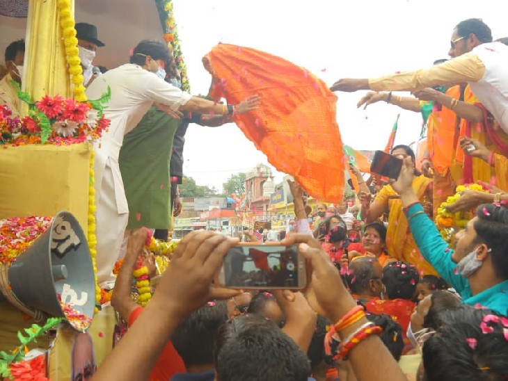 केंद्रीय मंत्री ने कहा कि साफ दिखाई दे रहा है कि जनता का आशीर्वाद हमारे प्रधानमंत्री के नेतृत्व और जनसेवक मुख्यमंत्री और भाजपा की नीतियों के साथ है।