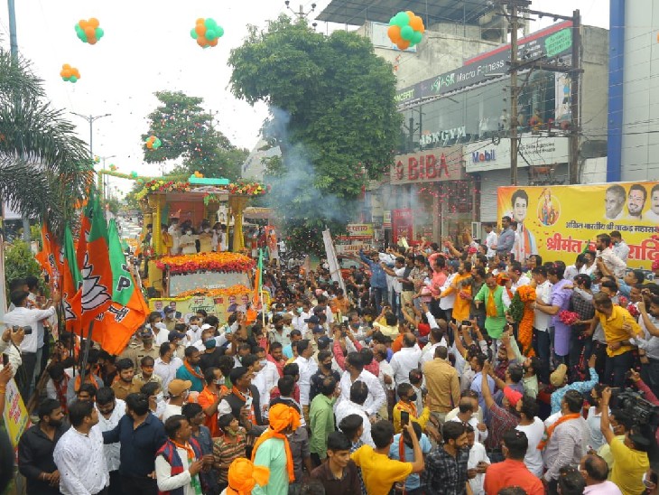 केंद्रीय मंत्री ने कहा कि आज इंदौर में भाजपा कार्यकर्ताओं द्वारा किए गए ऐतिहासिक स्वागत से अभिभूत हूं। इस गर्मजोशी के लिए धन्यवाद।