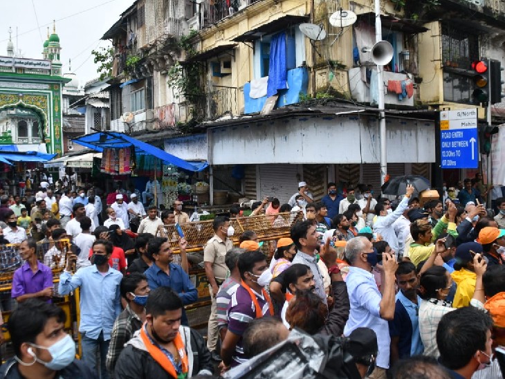 During this visit of Narayan Rane, a large number of his supporters joined it.
