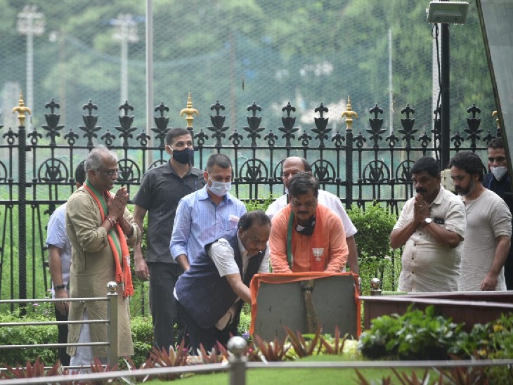Narayan Rane also offered flowers at the tomb of Balasaheb.