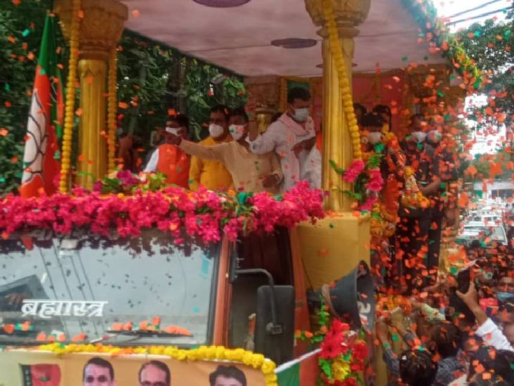 केंद्रीय मंत्री सिंधिया को पुष्पहार देते भाजपा कार्यकर्ता।