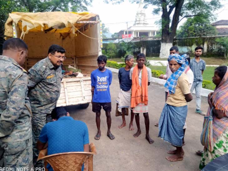 पुलिस को जानकारी देते मृतक के परिजन।