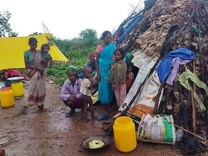आदिम जनजाति के एक बिरहोर परिवार को आज भी बिरसा आवास का लाभ नहीं मिल पाया है।