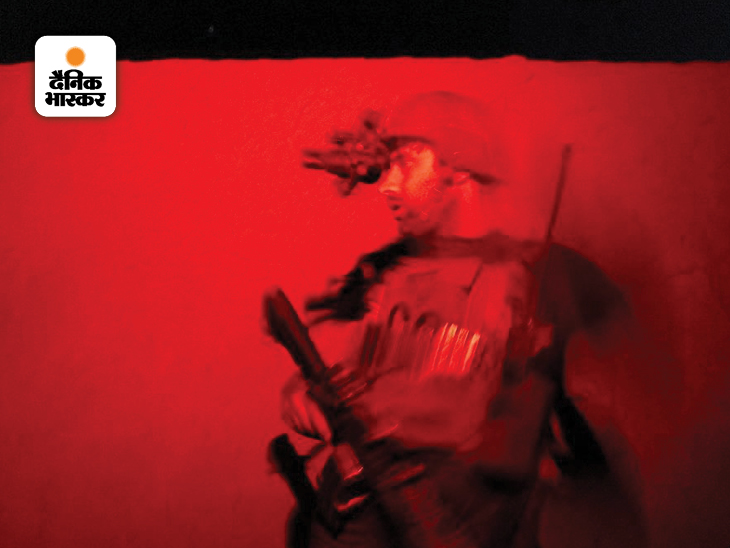 दानिश की इस तस्वीर में अफगान विशेष बलों का एक जवान अपने नाइट विजन उपकरण से तालिबान के ठिकानों की ओर देखता नजर आ रहा है। इंस्टाग्राम में फोटो के कैप्शन के रूप में दानिश ने लिखा था कि अफगान विशेष बलों की संख्या के मुकाबले उन पर काफी ज्यादा जिम्मेदारी थी।