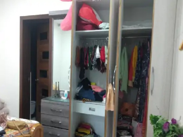 महंत राजेश्वरानंद के घर में खुली मिली अलमारियां।