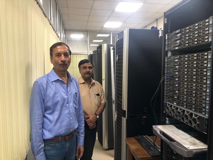 BHU के विज्ञान संस्थान के जियो फिजिक्स विभाग में सेस्मिक इमेजिंग सेंटर में हाई कंप्यूटिंग मशीन के साथ वैज्ञानिक।