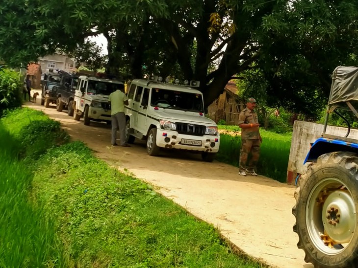 बालू माफियाओं को पकड़ने गई थी पुलिस।