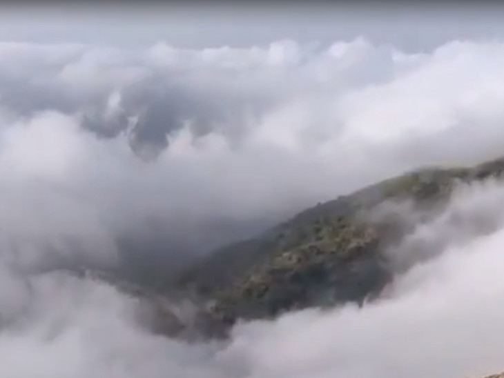 माउंट आबू की पहाड़ियों पर छाए बादल।