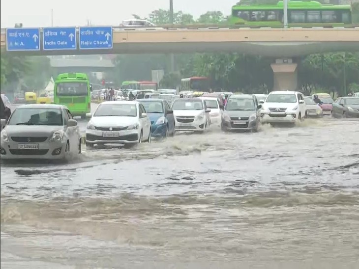 दिल्ली के AIIMS फ्लाईओवर में तेज बारिश से पानी भर गया है। दिल्ली में आज भी जोरदार बारिश हो सकती है।