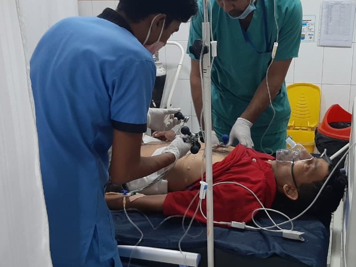 अस्पताल में भर्ती घायल मनदीप।