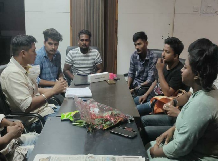 डिप्रेशन का शिकार हुए कई युवाओं को मौका दिया और जोन D18 टीम को खड़ा कर दिया।