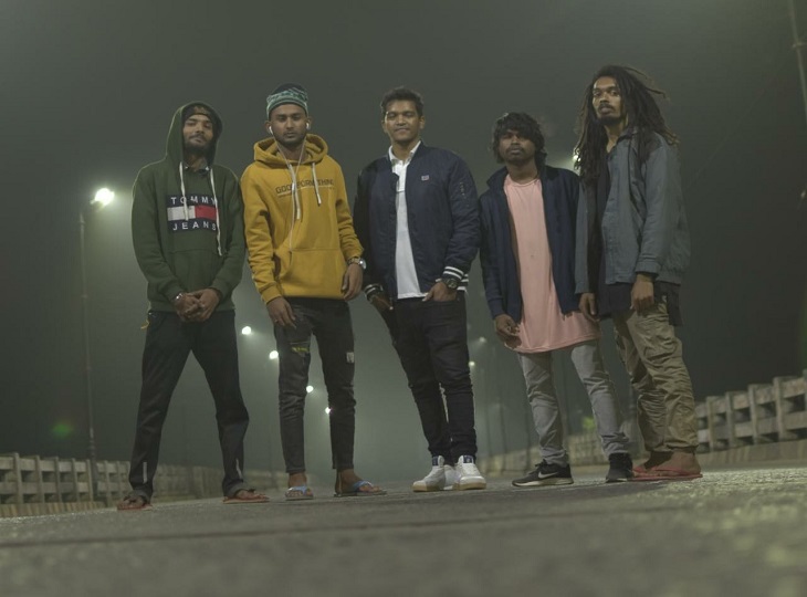 जगदलपुर के रहने वाले सौरभ कश्यप (27) की साल 2020 में पहली पोस्टिंग दंतेवाड़ा में ही हुई है। सौरभ खुद रैप सिंगिंग के शौकीन हैं।