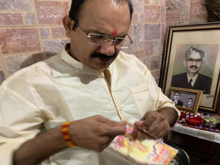 सर्व ब्राह्मण महासभा अध्यक्ष पंडित सुरेश मिश्रा ने श्री गणेश सहस्त्रनाम स्तोत्र के रक्षासूत्र बांधा