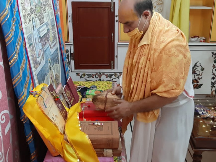 दुपट्टा धारण कराकर विधिवत पूजन किया।