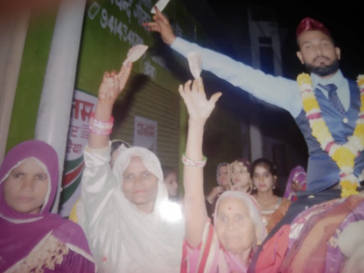 सरदार अली के पौत्र शैरू की डेढ़ साल पहले हुई शादी में राधेश्याम चतुर्वेदी की पत्नी व सरदार अली की पुत्रवधू। (फाइल फोटो)