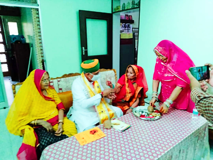 CM Ashok Gehlot tied rakhi by granddaughter Kashwini, while Leader of Opposition Gulabchand tied