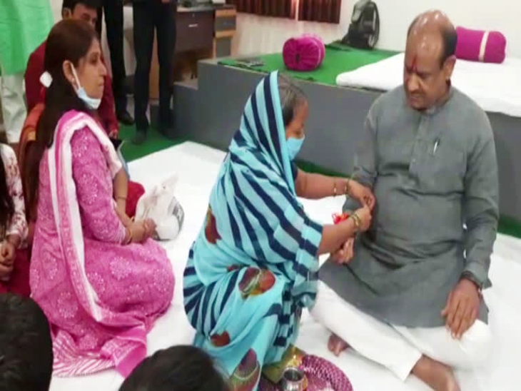 CM Ashok Gehlot tied rakhi by granddaughter Kashwini, while Leader of Opposition Gulabchand tied
