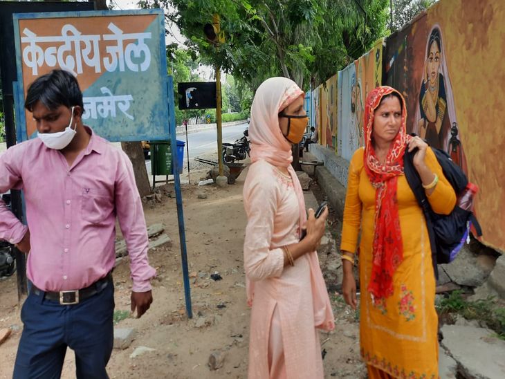 जेल के बाहर खड़ी कविता व उसकी भाभी शर्मिला