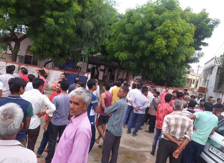 रविवार सुबह बड़ा गुड़ा चौकी के बाहर जमा व्यापारी व ग्रामीण।