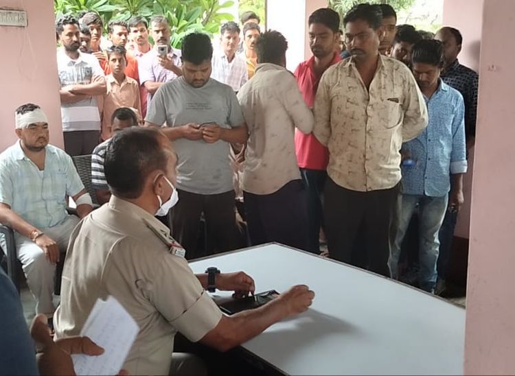 बड़ा गुड़ा चौकी प्रभारी से अभी तक की कार्रवाई की जानकारी लेते ग्रामीण।