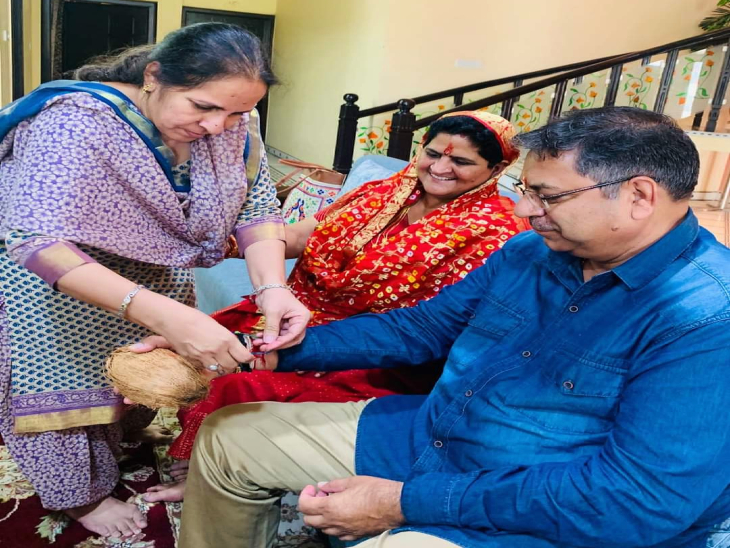 CM Ashok Gehlot tied rakhi by granddaughter Kashwini, while Leader of Opposition Gulabchand tied