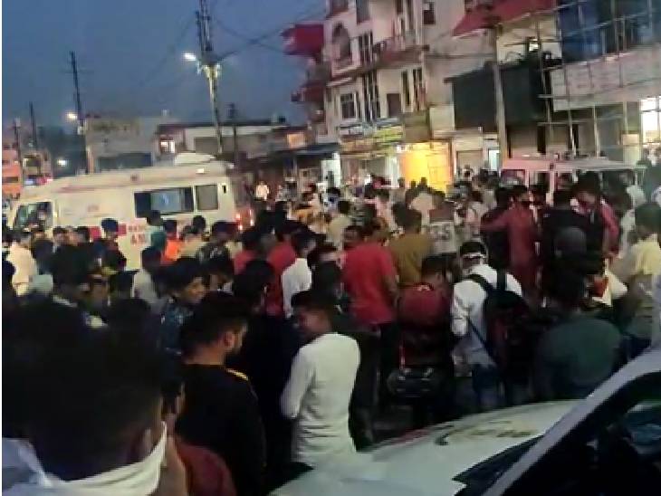 हादसे के बाद मौके पर लोगों की भीड़ लग गई।