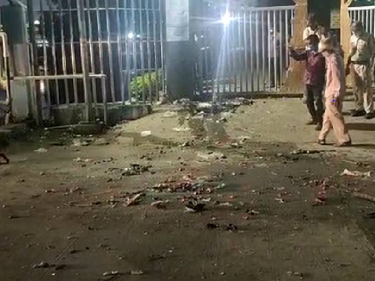 विस्फोट के बाद चारों तरफ टुकड़े बिखर गए थे।