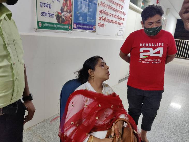 हादसे में रुबा परवीन और उनका बेटा विस्मिल घायल हुआ है। उनके पति ताजुद्दीन की मौत हो गई।
