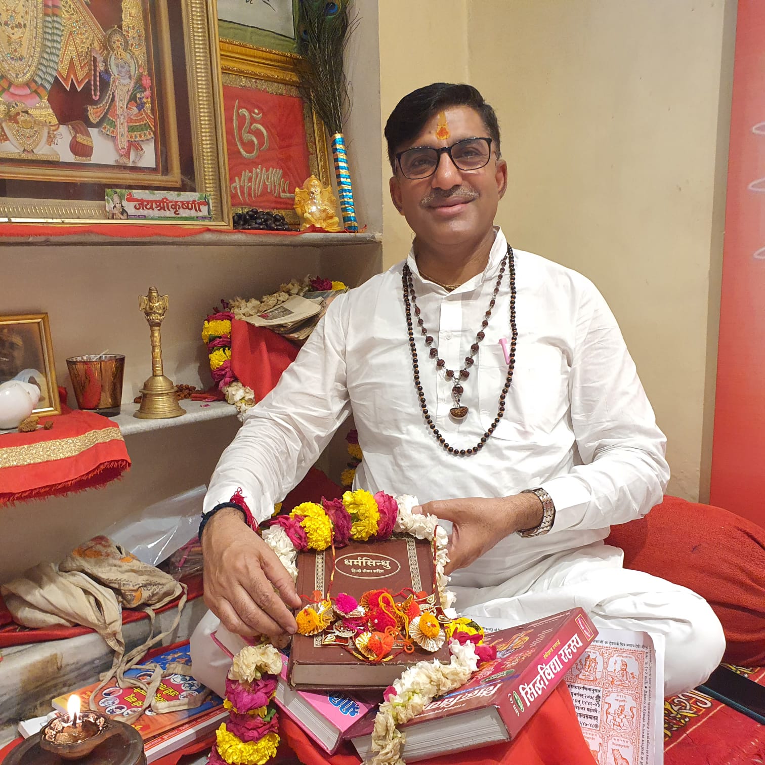 संस्कृत ग्रंथों के रक्षा सूत्र बांधकर की नई पहल - Dainik Bhaskar
