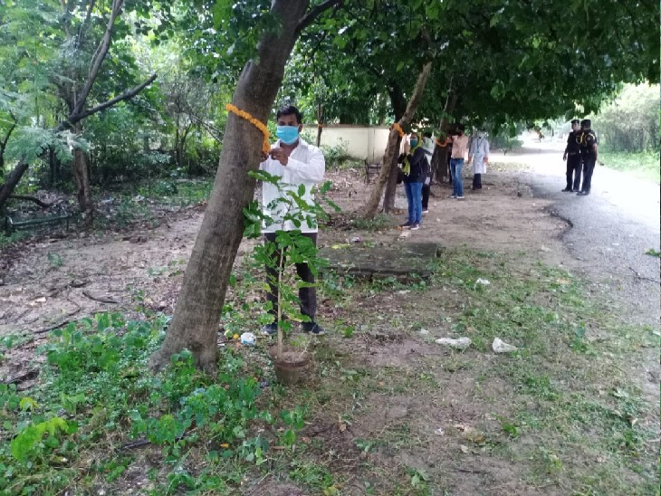 रक्षा बंधन के अवसर पर पेड़-पौधों को राखियां बांधकर ताउम्र उनकी हिफाजत करने का संकल्प लेते प्रो. एनबी सिंह व उनके अनुयायी छात्र-छात्राएं।