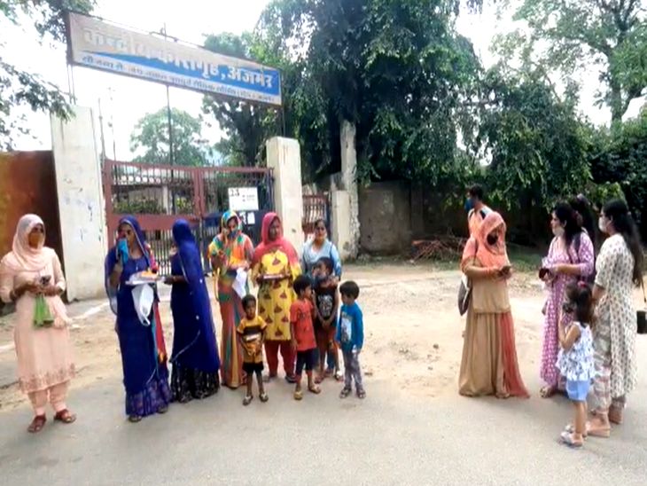 जेल के बाहर अपने भाई से मिलने की उम्मीद में खड़ी बहनें-मोहन ठाड़ा