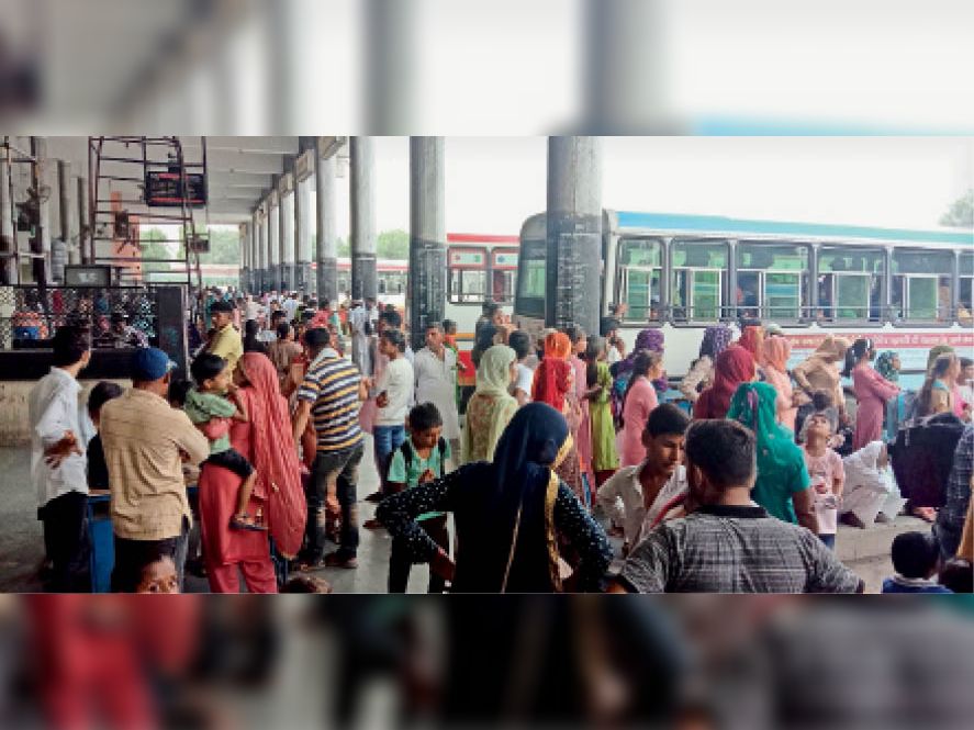 हिसार बस स्टैंड पर दूसरे दिन भी रही यात्रियों की भीड़। कई रूटों पर यात्री बसों का इंतजार करते दिखे लोग। - Dainik Bhaskar