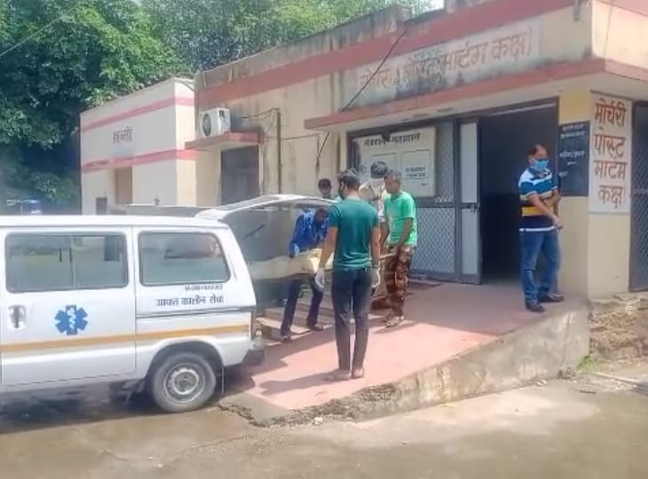 सामान्य अस्पताल में शव रखवाते हुए। - Dainik Bhaskar