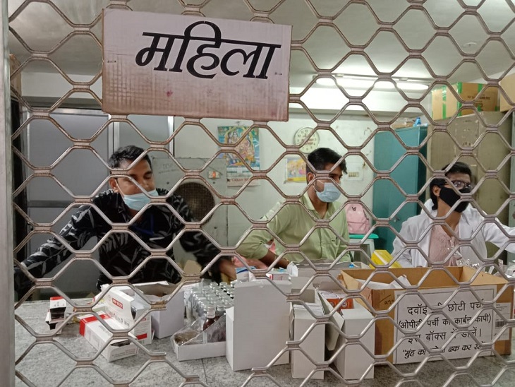 दवाई काउंटर पर अप्रशिक्षित कर्मचारी दे रहे दवाई।