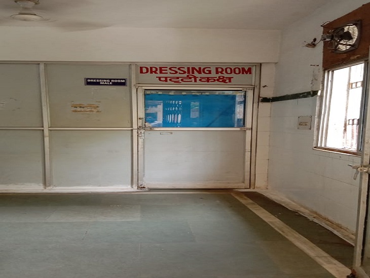 आज सिम्स के ड्रेसिंग रूम में ताला लगा दिखाई दिया।