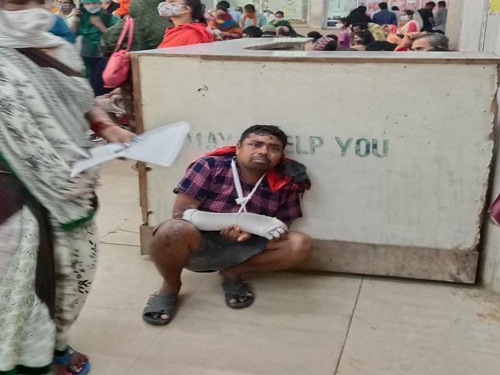 व्हील चेयर के इंतजार में बैठा मरीज। कर्मचारियों के हड़ताल पर जाने से अस्पताल में आने वाले मरीजों को अब परेशानियों का सामना करना पड़ रहा है।
