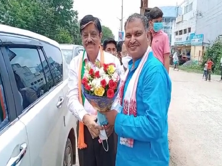 पूर्व सांसद मधुसूदन यादव ने गणेश शंकर मिश्रा को बुके दिया।